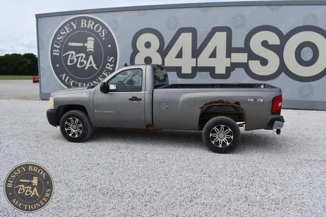 Image of Chevrolet Silverado equipment image 2