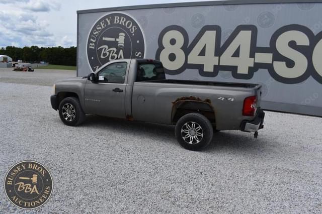 Image of Chevrolet Silverado equipment image 3