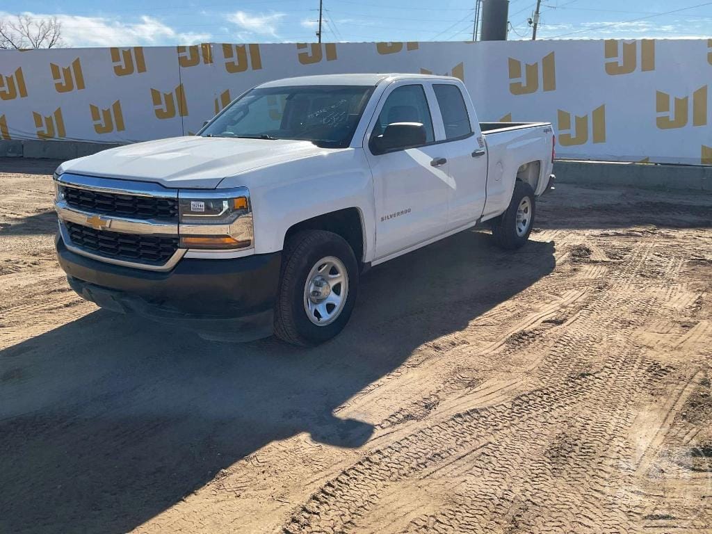2017 Chevrolet Silverado Equipment Image0