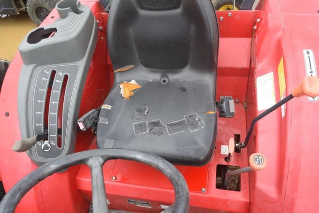 Image of Massey Ferguson 2860E equipment image 4