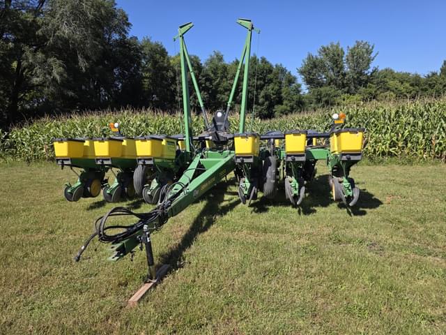 Image of John Deere 7200 equipment image 1