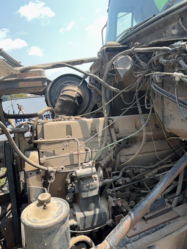 Image of Ford L9000 equipment image 4