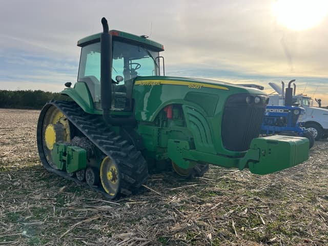 Image of John Deere 8520T equipment image 1