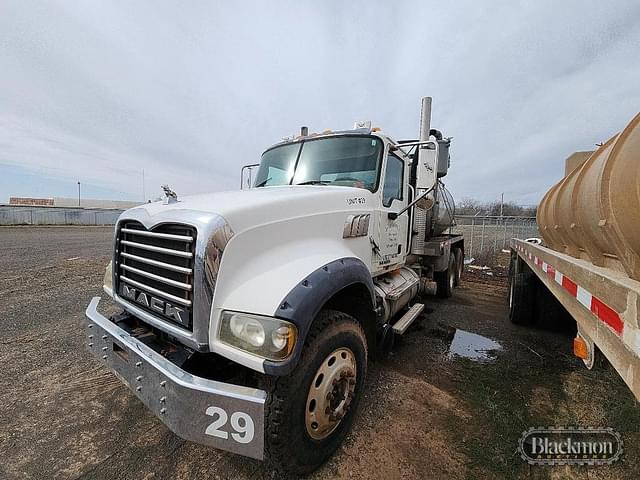 Image of Mack Granite GU713 equipment image 2