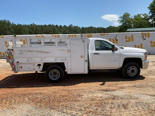 Image of Chevrolet 3500 equipment image 3