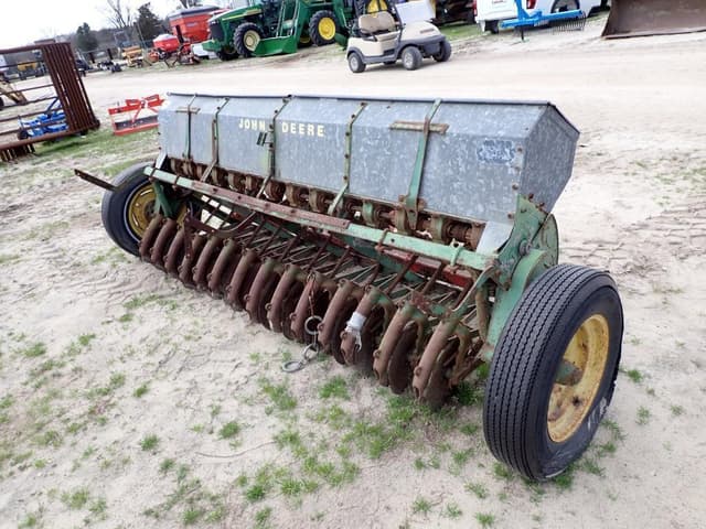 Image of John Deere 147B equipment image 2