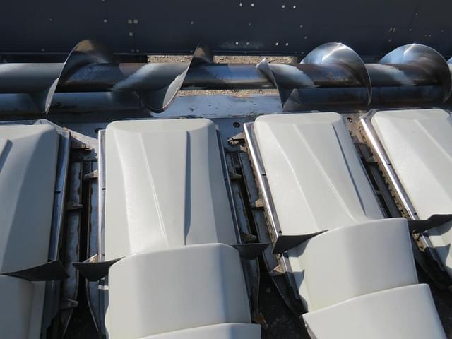 Image of Gleaner 830 equipment image 2
