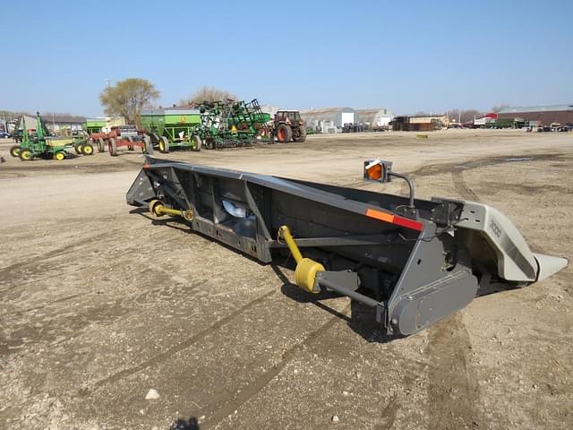 Image of Gleaner 830 equipment image 3