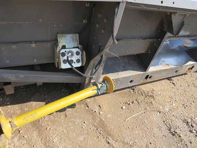 Image of Gleaner 830 equipment image 4