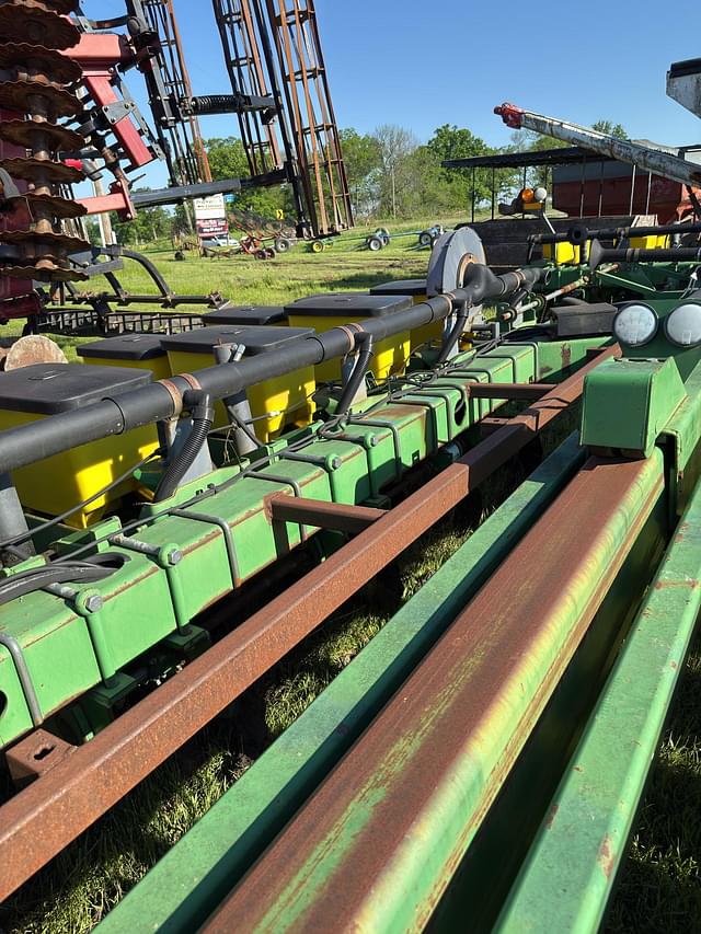 Image of John Deere 7200 equipment image 3
