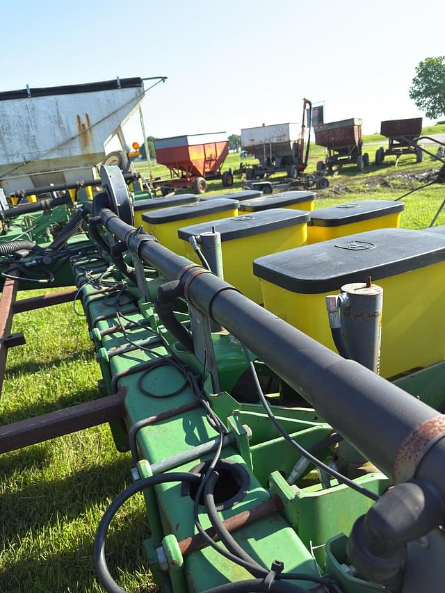 Image of John Deere 7200 equipment image 4