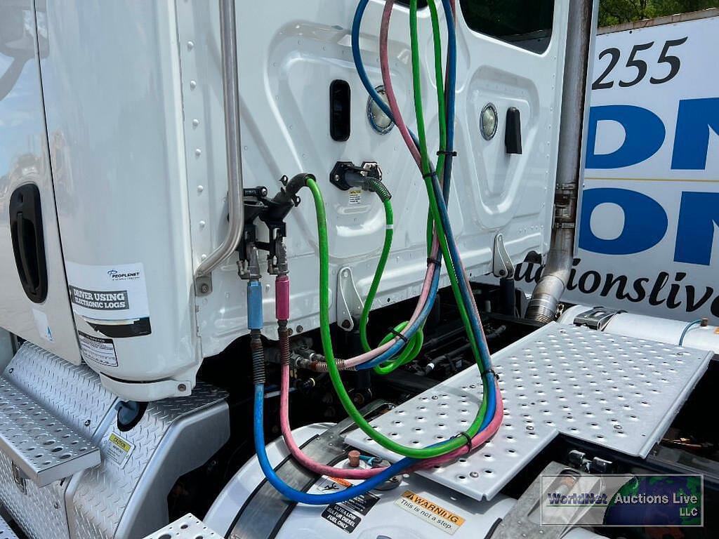 Main image Freightliner Cascadia 125 28