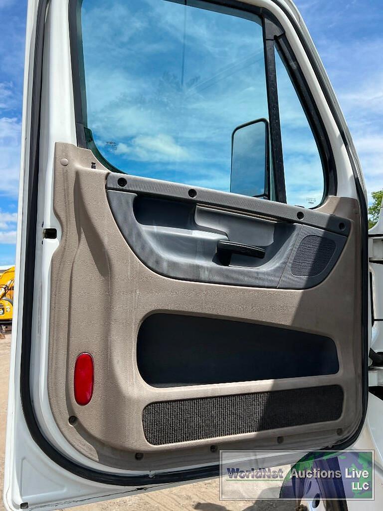 Main image Freightliner Cascadia 125 8