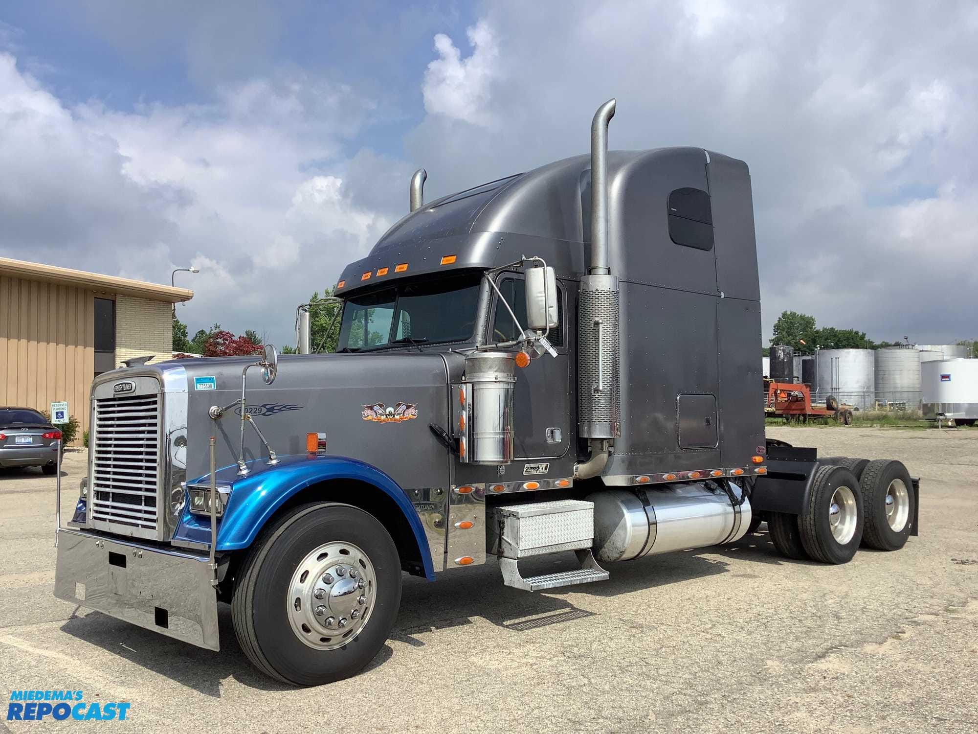 Main image Freightliner Classic XL