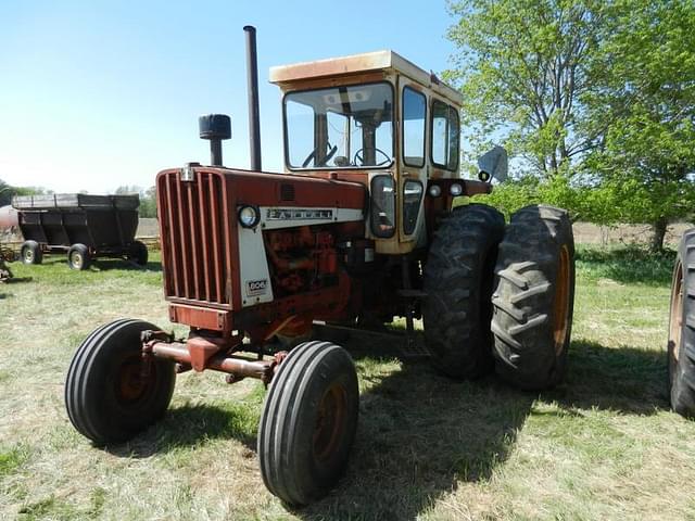 Image of Farmall 806 equipment image 1