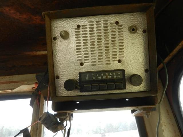Image of Farmall 806 equipment image 3