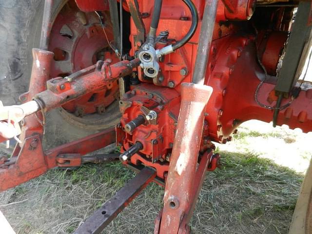 Image of Farmall 806 equipment image 2