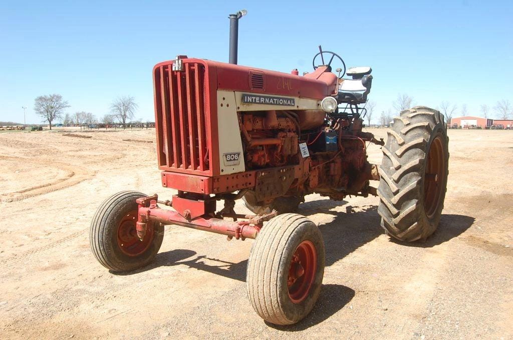 International Harvester 806 Equipment Image0