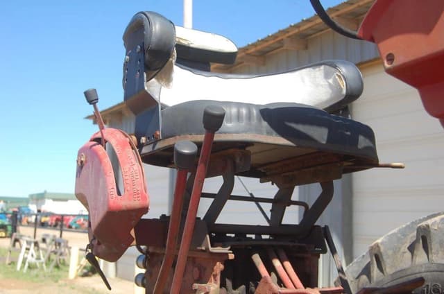 Image of International Harvester 806 equipment image 4