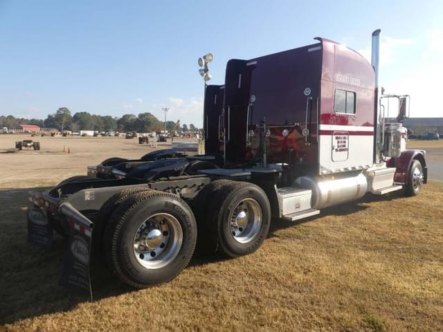 Image of Peterbilt 389 equipment image 2
