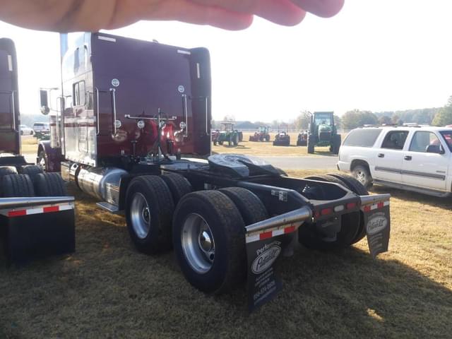 Image of Peterbilt 389 equipment image 3