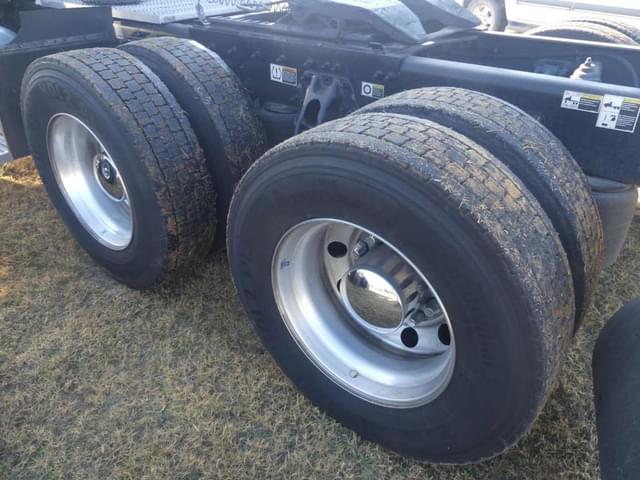 Image of Peterbilt 389 equipment image 4