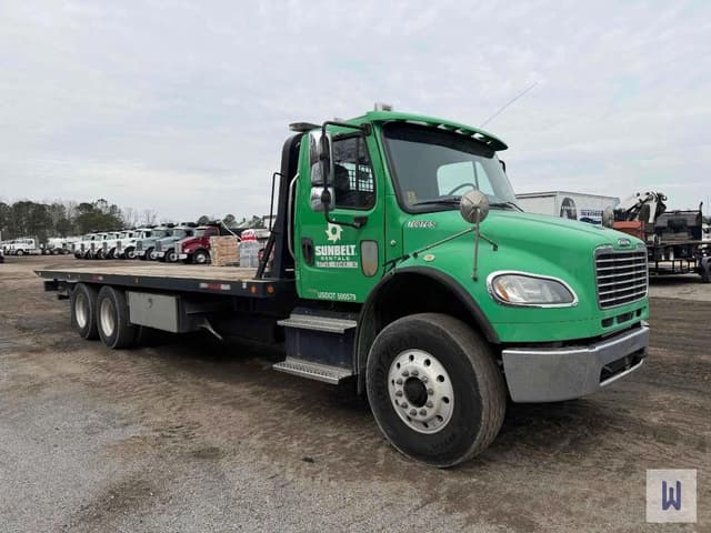 Image of Freightliner M2 106 equipment image 2