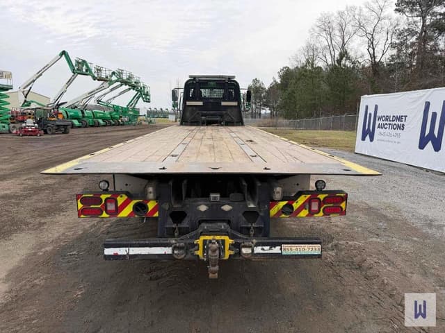 Image of Freightliner M2 106 equipment image 4