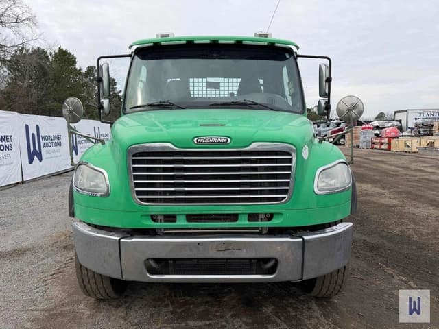 Image of Freightliner M2 106 equipment image 1
