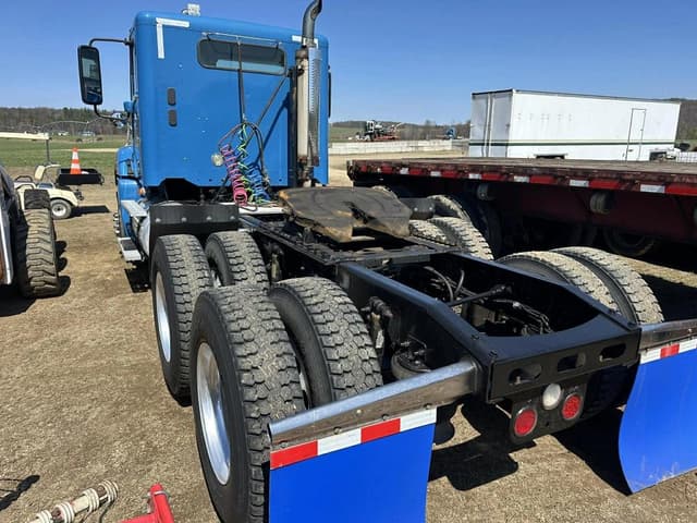 Image of Freightliner Columbia equipment image 3