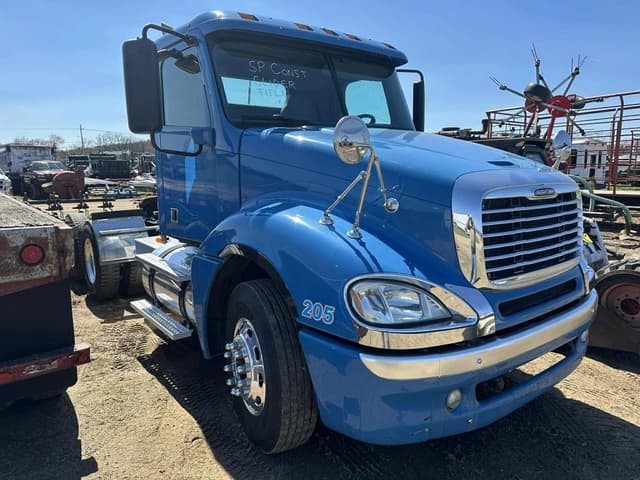 Image of Freightliner Columbia equipment image 1