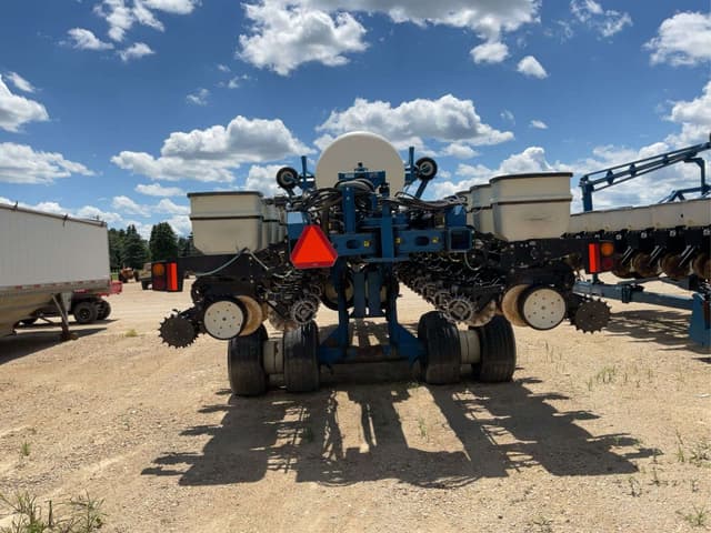 Image of Kinze 3700 equipment image 4
