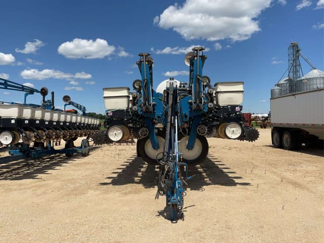 Image of Kinze 3700 equipment image 1
