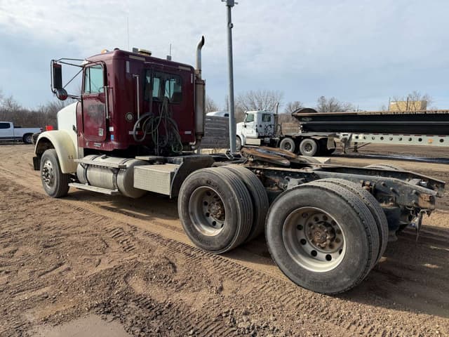 Image of Freightliner Classic equipment image 2