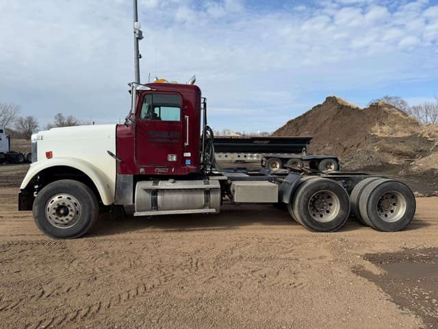 Image of Freightliner Classic equipment image 1