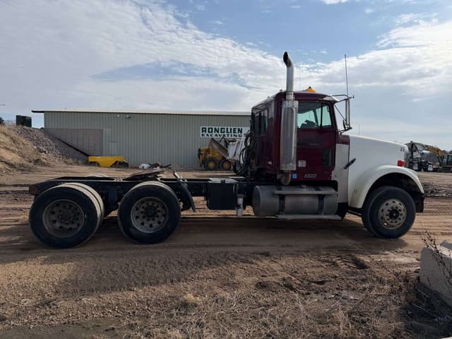Image of Freightliner Classic equipment image 4