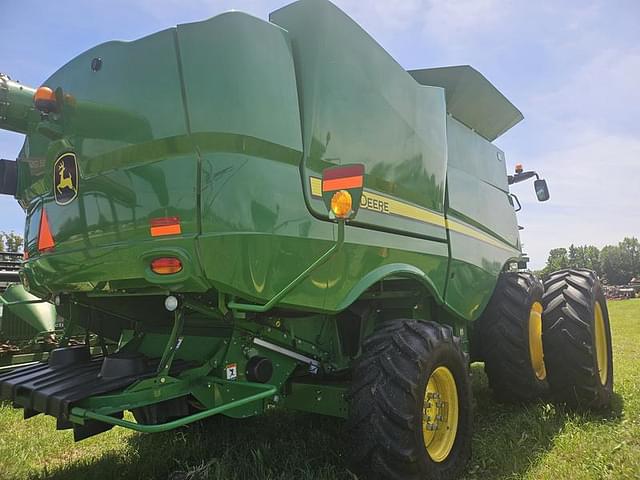 Image of John Deere S670 equipment image 1