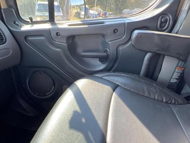 Image of Freightliner M2 106 equipment image 3