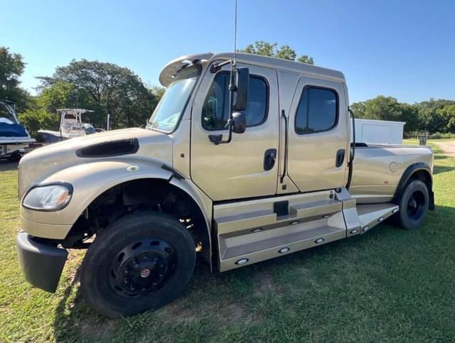 Image of Freightliner M2 106 equipment image 1