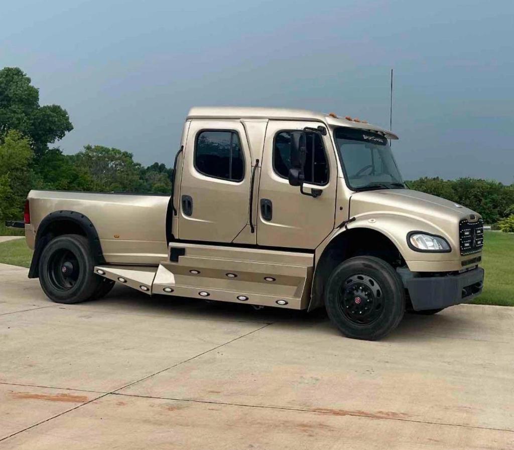 Image of Freightliner M2 106 Primary image