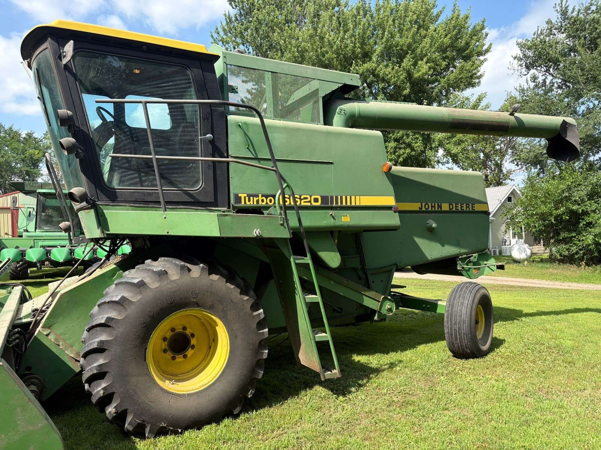 John Deere 6620 Equipment Image0