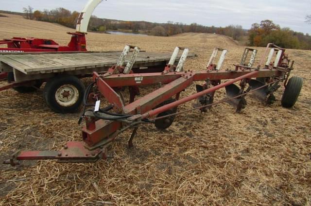 Image of International Harvester 710 equipment image 1