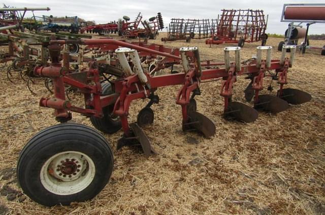 Image of International Harvester 710 equipment image 2