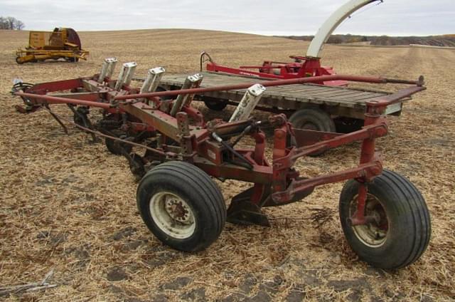 Image of International Harvester 710 equipment image 3