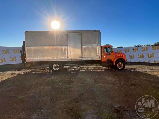 Image of International 4700 equipment image 3