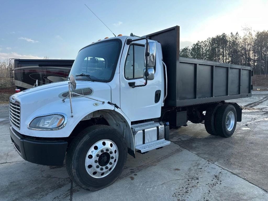 2018 Freightliner M2 106 Equipment Image0