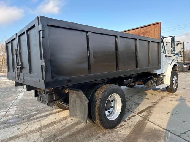 Image of Freightliner M2 106 equipment image 4