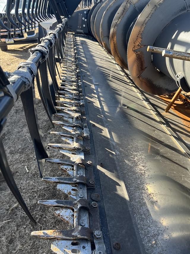 Image of Gleaner 8200 equipment image 3