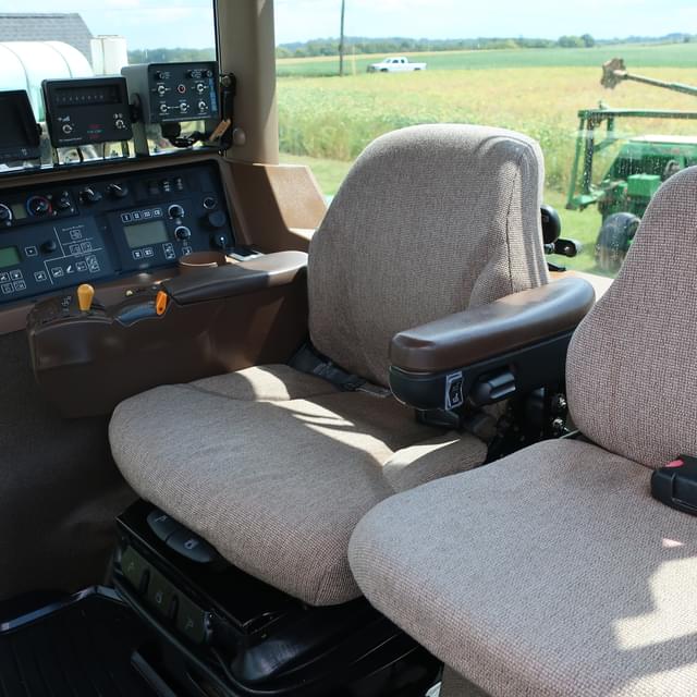 Image of John Deere 8130 equipment image 2