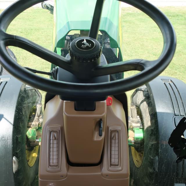 Image of John Deere 8130 equipment image 3